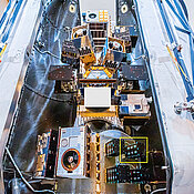 Die SpaceX-Rakete mit ihrem Gepäck kurz vor dem Start. Im gelben Rahmen zu sehen ist SONATE-2, der Satellit der Uni Würzburg.