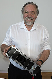 Prof. Schilling mit 3U Cubesat Model