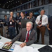 Paolo Ferri mit seinem Team nach der Rosetta-Landung im Kontrollzentrum der ESA in Darmstadt 