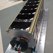 Einer der fertig integrierten NetSat-Satelliten.