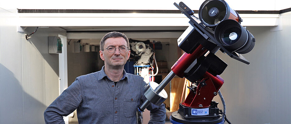 Professor Hakan Kayal neben dem Mondteleskop.