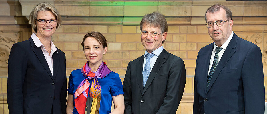 Humboldt-Professur-Verleihung in Berlin. Zum Foto haben sich versammelt (v.l.): Bundesministerin für Bildung und Forschung Anja Karliczek, Stefanie Petermichl, der Präsident der Humboldt-Stiftung  Hans-Christian Pape und Unipräsident Alfred Forchel.