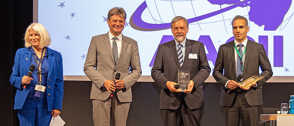 Bei der Preisverleihung (v.l.): Ulrike Trapp, Organisatorin des AACII-Kongresses, Joachim Hornegger, Vorsitzender der Jury, Klaus Schilling, Träger des Global AACII Award, Dr. Mijad Asli, Träger des AACII Nachwuchsförderpreises. 