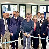 Bayerns Wissenschaftsminister Markus Blume durchschnitt das Band zum neuen KI-Zentrum CAIDAS.
