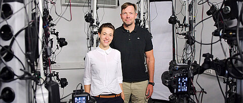 Marc Erich Latoschik und Carolin Wienrich in dem Labor, in dem 120 Kameras so viele Aufnahmen eines Menschen machen, dass sich daraus originalgetreue Avatare erstellen lassen.