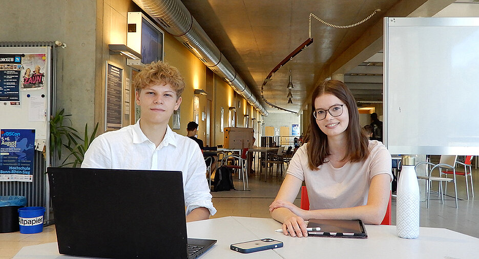 Leonie Schafferhans und John von Dijk im Informatikgebäude der Uni Würzburg.