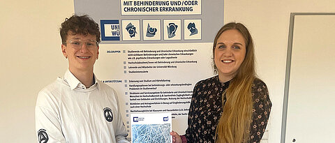 Tim Uhl mit Nele Hallemann von der Kontakt- und Informationsstelle für Studierende mit Behinderung und chronischer Erkrankung.