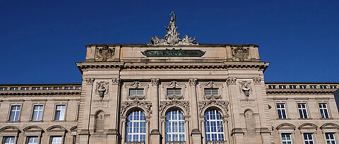 Die Universität Würzburg - hier das Hauptgebäude am Sanderring - profitiert von der Hightech Agenda des Freistaats Bayern.