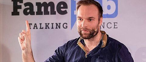  André Bauer bei seinem FameLab-Vortrag in Regensburg. (Bild: stefankiefer.com) 