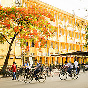 Vor einem Gebäude der University of Science and Technology in Hanoi.