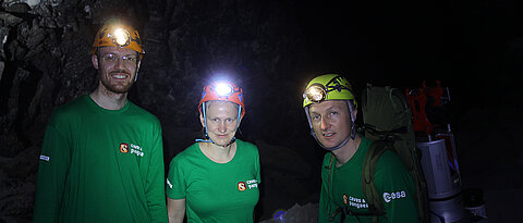 Helge Lauterbach und Dorit Borrmann (von links, beide JMU) und der deutsche Astronaut Matthias Maureruntersuchen Höhlen auf Lanzarote. Solche Kartierungsprojekte dienen der Vorbereitung auf Weltraummissionen.
