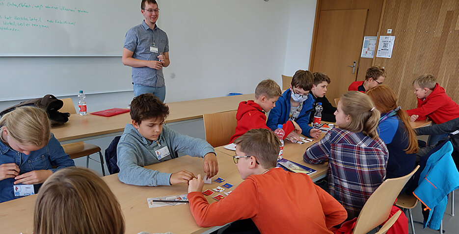 Eifrig bei der Sache: Junge Forscherinnen und Forscher beim neuen Outreach-Programm Würzburg Math Explorers. 