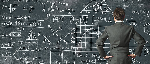 Der Mathematikunterricht an Grundschulen von heute hat mit dem Unterricht von früher so gut wie nichts mehr gemein. Das SINUS-Programm trägt dazu bei, neueste Forschungsergebnisse aus der Didaktik in die Schulklassen zu tragen.