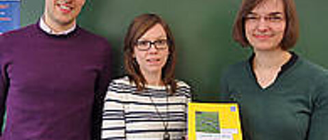 Studentin Kamila Woitowitsch (Mitte) mit Sabine Karl und Johannes Hain von der Studentischen Statistischen Beratung. (Foto: Maximilian Zott)